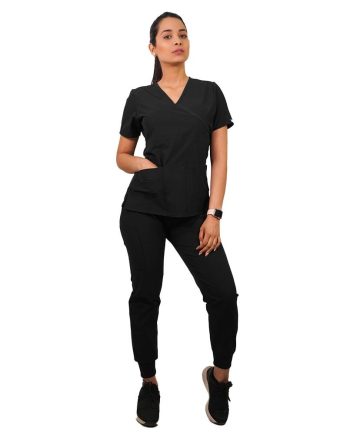 Conjunto antifluidos negro con jogger
